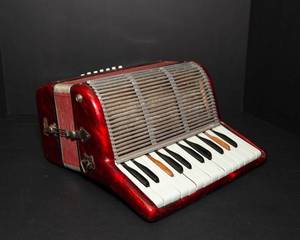 lot 45 image: Vintage 25 Key Made in Italy Accordion