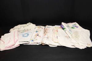 lot 54 image: Vintage Floral Table Linens