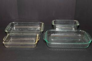 lot 57 image: Pyrex Glass Dishes