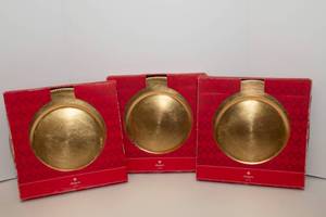 lot 122 image: Gold Charger Plates