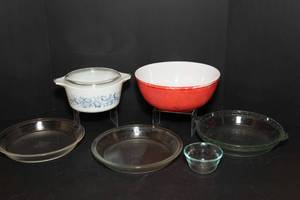 lot 152 image: Vintage Pyrex