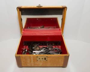 lot 184 image: Miscellaneous Silverplated and Stainless Silverware