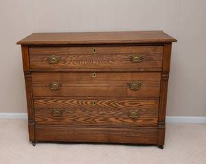 lot 1 image: Antique Tiger Oak Chest of Drawers
