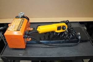 lot 25 image: Garage Gator 125 Lb 120V Electric Hoist