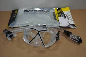 lot 105 image: Cressi Pano 4 Snorkel Set
