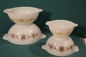 lot 5 image: MCM 1960s Vintage Pyrex Town & Country Cinderella Mixing Drip Bowl Set