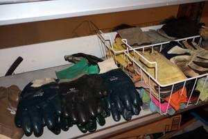 lot 80 image: Garage Shop Gardening Gloves