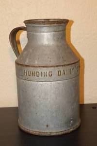 lot 19 image: Vintage Heavy Galvanized Hunding Dairy Co. Chicago Milk Cream Can wHandle