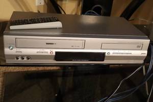 lot 24 image: Toshiba DVDVCR Deck wRemote