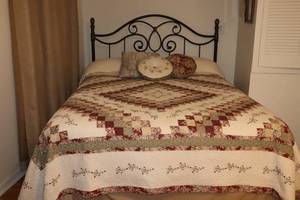 lot 102 image: JCPenny Home Expressions Machine-Quilted Embroidered King-Size Bedspread wAccent Pillows