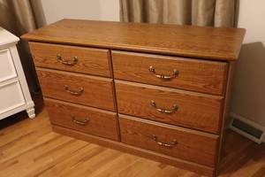 lot 106 image: Clean Solid Six-Drawer Oak Dresser wSmooth Gliding Drawers