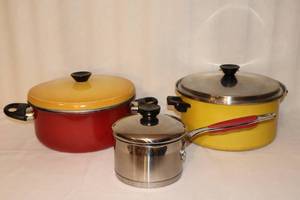lot 135 image: Kitchen EssentialsDavid Burke Gourmet Pro Stainless 1.25-Qt. Saucepan, Heavy Stainless Steel Yellow Soup Kettle Etc
