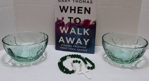 lot 194 image: Retro 1990s Libbey Orchard Fruit Green Glass Small Serving Bowls, Rosary, When To Walk Away Hardcover Book By Gary Thomas
