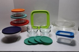 lot 153 image: Kitchen EssentialsCovered Pyrex Bowls, Ziploc Casseroles Etc