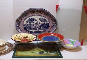 lot 174 image: Kitchen EssentialsServing BowlsTrays, Cooling Rack, Cutting Board Etc
