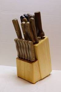 lot 179 image: Kitchen EssentialsChicago Cutlery Knife Block Set