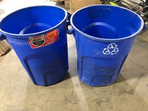 lot 20 image: Lot of Rubbermaid Roughneck 32 Gal. Vented Outdoor Recycling Bin Customer Returns See Pictures