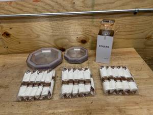 lot 76 image: DAYAMMI 210-Piece Rose Gold Plastic Dinnerware Set