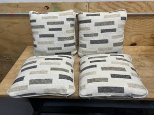 lot 100 image: Lot of 4- IndoorOutdoor Throw Pillows