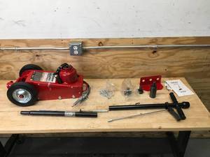 lot 20 image: Strongway 35 Ton AirHydraulic Quick Lift Service Jack Model # 46201