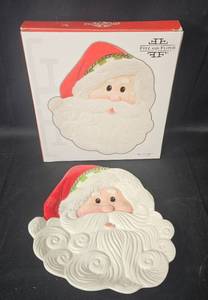 lot 39 image: Fitz and Floyd Holiday Cheer Santa Canape Plate - Handcrafted in China