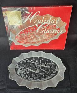 lot 40 image: Mikasa Holiday Classics Winter Christmas Scene Oval Crystal Platter - 11 34 In Orig Box