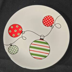 lot 66 image: Lenox Merry and Bright Set of 4 Dessert Plates with Original Box