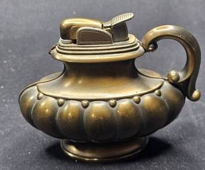 lot 70 image: Vintage Evans Brass Table Lighter with Decorative Design