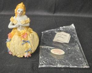 lot 76 image: Silvestri 6 Victorian Porcelain Potpourri Ornament