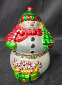 lot 79 image: Mr. Christmas Musical Snowman Hinged Wind Up Music Box with Rotating Skaters