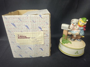 lot 80 image: Schmid Vintage Christmas Kitty Cucumber Music Box - We Wish You a Merry Christmas