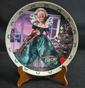 lot 64 image: 1995 Happy Holidays Barbie Limited Edition Collectors Plate -2