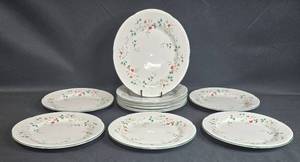 lot 19 image: Set of 10 Pfaltzgraff Winterberry Christmas Dinner Plates