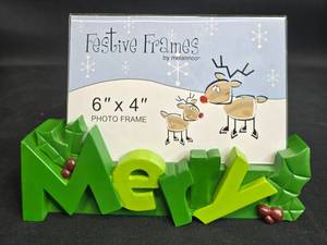 lot 102 image: Merry 6 x 4 Decorative Word Photo Frame by Melannco
