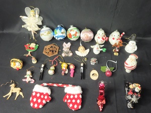 lot 130 image: Lot of Vintage Christmas Ornaments and Decorations