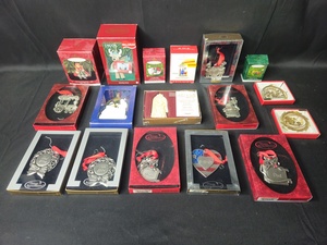lot 134 image: Collection of 15 Hallmark Keepsake Ornaments and Decorative Items
