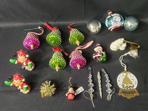 lot 131 image: Collection of Vintage Christmas Ornaments and Decorations
