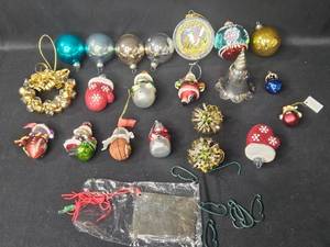 lot 135 image: Collection of Vintage Christmas Ornaments and Decorations