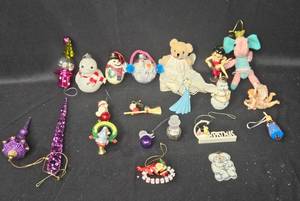 lot 136 image: Collection of Vintage Christmas Ornaments