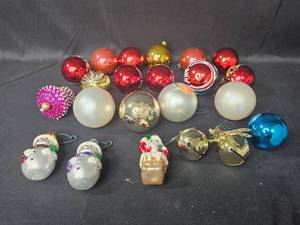 lot 147 image: Collection of Vintage Christmas Ornaments