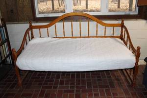 lot 1 image: Wooden Daybed Frame with Mattress - Twin Size
