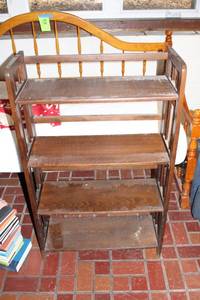lot 6 image: Vintage Wooden Bookshelf with 4 Shelves