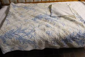 lot 8 image: Vintage Blue and White Quilted Bedspread