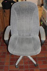 lot 36 image: Used Office Chair with Adjustable Height and Wheels