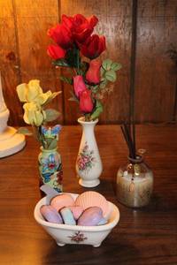 lot 39 image: Vintage Decorative Home Decor Collection with Floral Arrangements and Bath Soaps