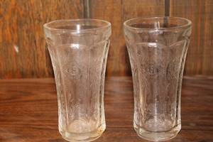 lot 51 image: Set of 2 Vintage Glass Tumblers with Floral Design