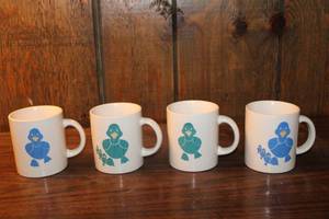 lot 53 image: Set of 4 Vintage Duck Print Mugs from 1982