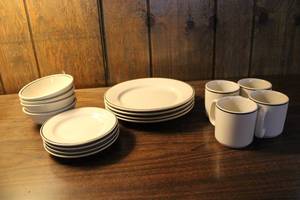 lot 54 image: Set of 8 White Dinner Plates, 4 Bowls, and 4 Mugs with Black Trim