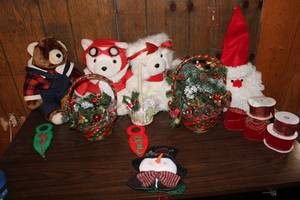 lot 62 image: Christmas Dcor Collection with Plush Bears and Decorative Baskets