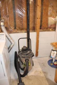 lot 65 image: Used Shop Vac with Hose and Attachments